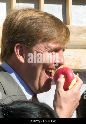 Yanhewanzhen, China. 27. Oktober 2015. König Willem-Alexander der Niederlande besucht das Dorf Yanhewanzhen, China, 27. Oktober 2015. Der König und die Königin sind in China für einen fünftägigen Staatsbesuch. Foto: Albert Nieboer/RPE / - NO-Draht-SERVICE-/ Dpa/Alamy Live News Stockfoto