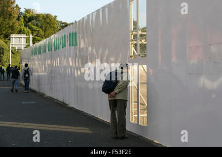 Tokio, Japan. 27. Oktober 2015. Ein Mann schaut auf das Land, wo das Nationalstadion Stand zeigt, dass der Reinigungsprozess von den Trümmern jetzt komplett am 27. Oktober 2015, Tokio, Japan. Das Land wird für ein neues Nationalstadion verwendet werden, die das Herzstück der Olympischen Sommerspiele 2020 sein wird. Das Design des neuen Stadions muss noch behoben werden. Bildnachweis: Rodrigo Reyes Marin/AFLO/Alamy Live-Nachrichten Stockfoto