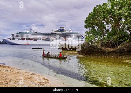 In Insel 3 Boys Ausleger-Kanu in flachen Gewässern in der Nähe von kleinen Tropeninsel Kreuzfahrtschiff Sun Princess im Hintergrund