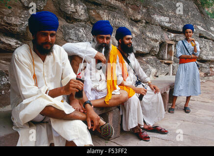 Sikh-Männer trinken kalte Getränke während Ihres Besuchs das Mehrangarh Fort (Indien) Stockfoto