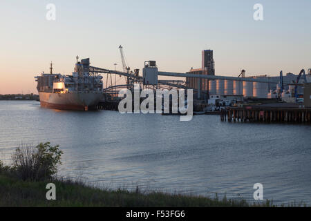 Bulk Schiff im Hafen von Sacramento in der Dämmerung angedockt Stockfoto