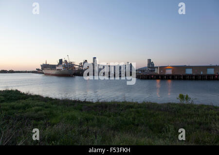 Bulk Schiff im Hafen von Sacramento in der Dämmerung angedockt Stockfoto