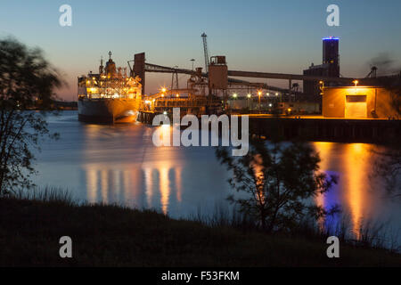 Bulk Schiff im Hafen von Sacramento in der Dämmerung angedockt Stockfoto