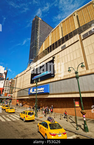 NEW YORK, USA - 24. April 2015: Gelbe Taxis vor der das Theater im Madison Square Garden. Stockfoto