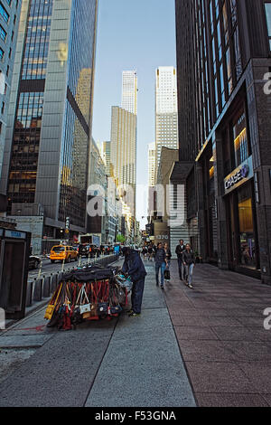 NEW YORK, USA – 7. Mai 2015: Fußgänger zu Fuß durch die Chase Bank-Filiale in New York City. JP Morgan Chase Bank ist einer der Big Four Stockfoto