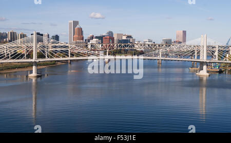 Die neueste Brücke über Portland berühmte Flussufer Stockfoto