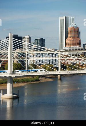 Die neueste Brücke über Portland berühmte Flussufer Stockfoto