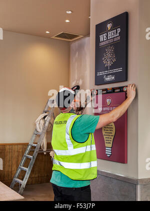 Costa Coffee Expansion geht weiter als neue Café-Bar fällig zu öffnen. Ladenbauer, Zusammenstellung den letzten Feinschliff an das corporate Design, das so erfolgreich bewährt hat.   Das Whitbread-owned Business-Pläne, um seinen UK-Store auf rund 2.500 im Jahr 2020 bis von 1.931 wächst. Costas UK Umsatz stieg 16,2 % im letzten Jahr, zum Beispiel mit 4,6 % Anstieg der Transaktionen pro Shop. © Mar Photographics/Alamy Live-Nachrichten Stockfoto