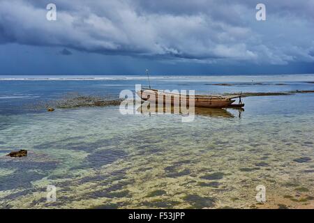 Cartwheel Insel Outrigger Canoe in flachen Gewässern in der Nähe von kleinen tropischen Insel Stockfoto