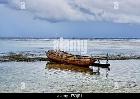 Cartwheel Insel Outrigger Canoe in flachen Gewässern in der Nähe von kleinen tropischen Insel Stockfoto