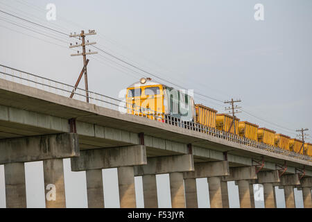 Zug auf der Eisenbahnbrücke, Lopburi, Thailand Stockfoto