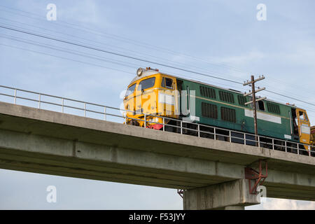 Zug auf der Eisenbahnbrücke, Lopburi, Thailand Stockfoto