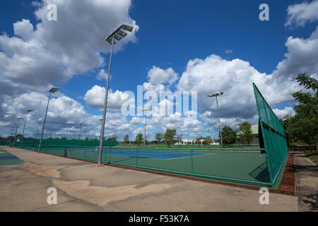 leer: Tennisplatz im Freien mit blauer Himmel und Wolke Stockfoto