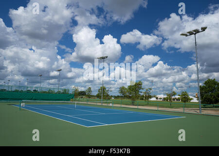 leer: Tennisplatz im Freien mit blauer Himmel und Wolke Stockfoto