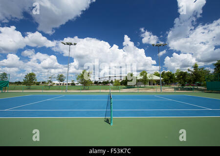leer: Tennisplatz im Freien mit blauer Himmel und Wolke Stockfoto