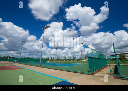 leer: Tennisplatz im Freien mit blauer Himmel und Wolke Stockfoto