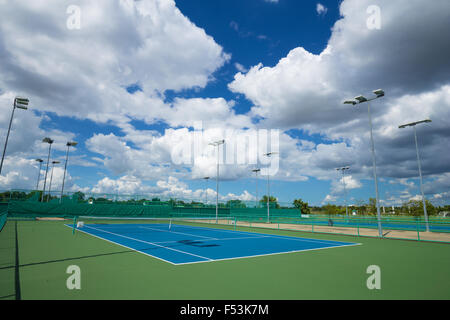 leer: Tennisplatz im Freien mit blauer Himmel und Wolke Stockfoto