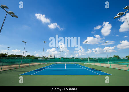 leer: Tennisplatz im Freien mit blauer Himmel und Wolke Stockfoto