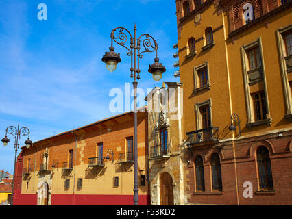 Leon Obispado Fassade im Quadrat neben der Kathedrale in Spanien Castilla Plaza Regla Stockfoto