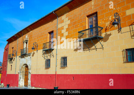 Leon Obispado Fassade im Quadrat neben der Kathedrale in Spanien Castilla Plaza Regla Stockfoto