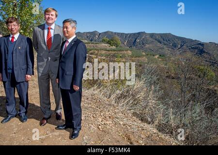 Yanhewanzhen, China. 27. Oktober 2015. König Willem-Alexander der Niederlande (2. R) besucht das Dorf Yanhewanzhen, China, 27. Oktober 2015. Der König und die Königin sind in China für einen fünftägigen Staatsbesuch. Foto: Patrick van Katwijk / POINT DE VUE OUT - NO WIRE SERVICE-/ Dpa/Alamy Live News Stockfoto