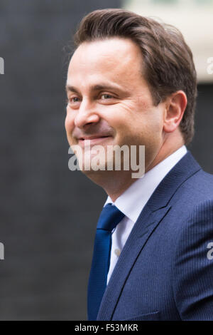 Downing Street, London, 27. Oktober 2015. Der britische Premierminister David Cameron begrüßt der Premierminister von Luxemburg Xavier Bettel in seinem Amtssitz in 10 Downing Street. Bildnachweis: Paul Davey/Alamy Live-Nachrichten Stockfoto