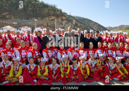 Yanhewanzhen, China. 27. Oktober 2015. König Willem-Alexander der Niederlande posiert mit Ansai Taille Drum Dranceers am Ansai Cultural Platz in Yanhewanzhen, China, 27. Oktober 2015. Der König und die Königin sind in China für einen fünftägigen Staatsbesuch. Foto: Albert Nieboer/RPE / - NO-Draht-SERVICE-/ Dpa/Alamy Live News Stockfoto