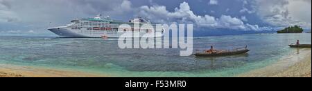 Panorama Sun Princess Cruise Liner mit Kanus vor Stockfoto