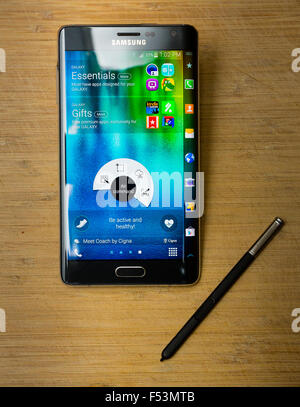 LONDON, UK-Samsung Galaxy Note Edge-Smartphone ist mit seinen Stift von oben gesehen. Stockfoto