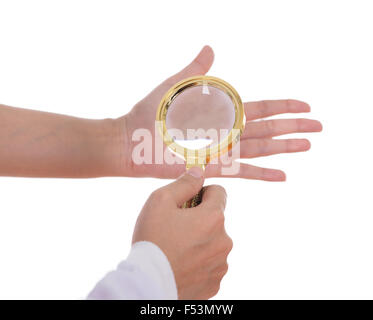 Handlesen, Hände und Lupe isoliert auf weißem Hintergrund Stockfoto