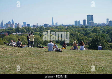 Menschen genießen die Aussicht von der Spitze der Primrose Hill, London Stockfoto