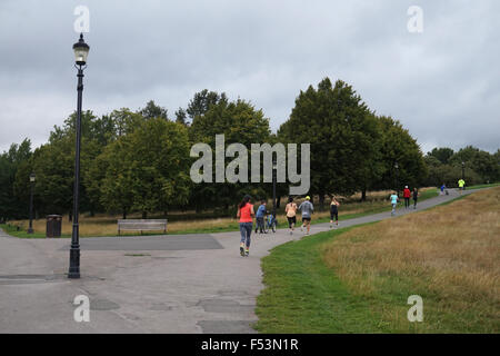 Menschen, die Ausübung in Primrose Hill, London Stockfoto