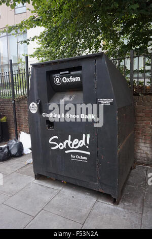 Ein auf der Straße-Sammelstelle für Bekleidung und Schuhe von Oxfam, Camden, London Stockfoto