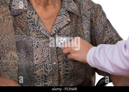 Close-up Arzt auf älteren Patienten Herz hören Stockfoto