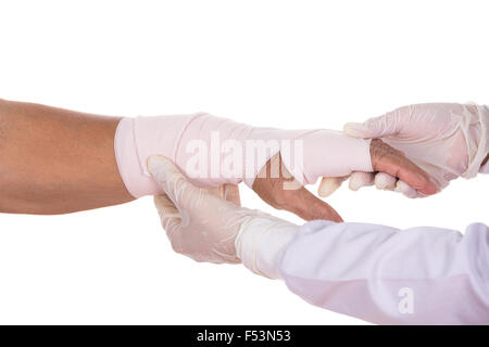 Close-up Ärztin Bandagierung ist Hand des Patienten auf weißem Hintergrund Stockfoto