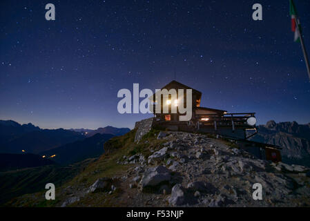 Die Nuvolau Hütte auf einem Berg bei Nacht, Dolomiten, Italien Stockfoto