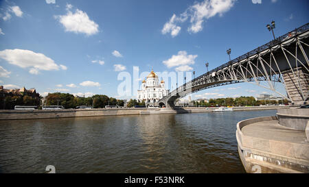 Blick vom Bersenevskaya Wasser auf Patriarshy Brücke und Kathedrale von Christus den Erlöser Stockfoto