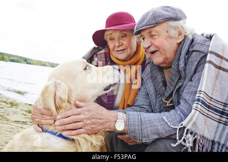 Senioren mit Stolz und Liebe Retriever betrachten Stockfoto