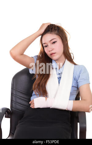 Frau mit einem verletzten Arm gewickelt in einer elastischen Binde isoliert auf weißem Hintergrund Stockfoto