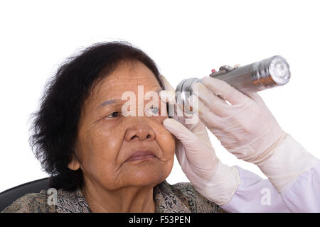 Neurologe testen Reflexe des Auges der jungen Frau auf weißem Hintergrund Stockfoto