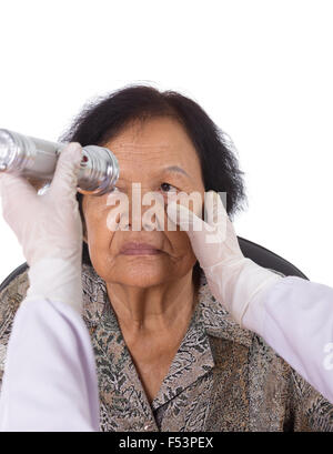 Neurologe testen Reflexe des Auges der jungen Frau auf weißem Hintergrund Stockfoto