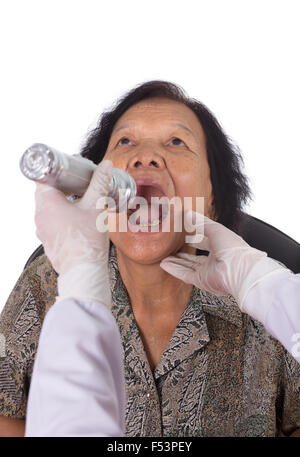 Arzt überprüft senior Frau für Halsschmerzen isoliert auf weißem Hintergrund Stockfoto