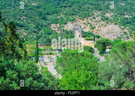 Grimaud Friedhof mit einer Windmühle, Region Var, Provence-Alpes-Côte d ' Azur, Frankreich Stockfoto