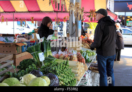 Man kauft Produkte an Jean Talon Market, Montreal, Quebec, Kanada Stockfoto