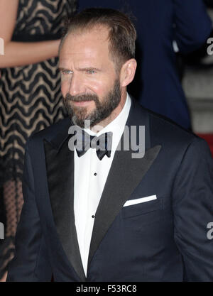 London, UK. 26. Oktober 2015. Ralph Fiennes Teilnahme an der Royal Film Performance der Welt Premiere von SPECTRE in der Royal Albert Hall London am 26. Oktober 2015 Credit: Peter Phillips/Alamy Live News Stockfoto