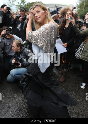 Charlotte Church kommt bei Shell HQ, das Requiem für den arktischen Eis mit durchzuführen: Charlotte Kirche wo: London, Vereinigtes Königreich bei: 26. August 2015 Stockfoto