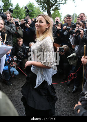 Charlotte Church kommt bei Shell HQ, das Requiem für den arktischen Eis mit durchzuführen: Charlotte Kirche wo: London, Vereinigtes Königreich bei: 26. August 2015 Stockfoto