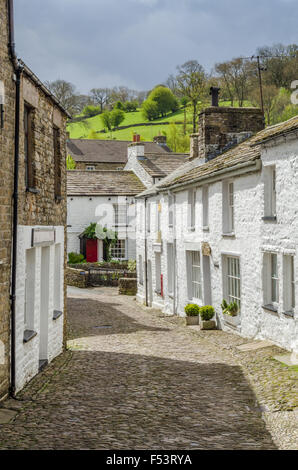 Gepflasterten Straße und weiß getünchten Häusern in der charmanten Dorf von Dent Cumbria Stockfoto