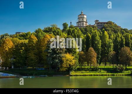 Po-Fluss und die Kirche Santa Maria del Monte, Turin, Piemont, Italien Stockfoto