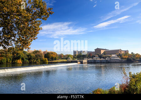 Mit Blick auf das Fairmount Wasserwerk Philadelphia Museum und Kunst über den Schuylkill River, Philadelphia, Pennsylvania Stockfoto